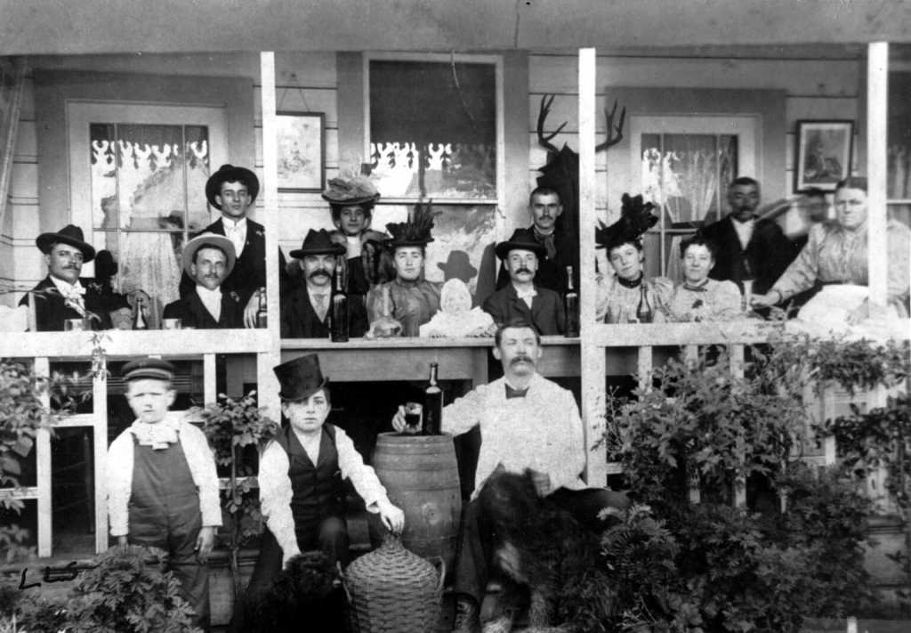 Circa 1898 photo of the Villa des Roses (saloon) at Fourth and University